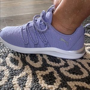 Never worn size 7 women’s purple Puma